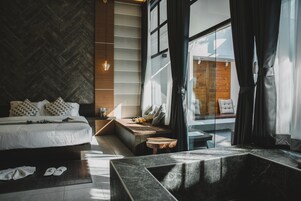 1 habitación, caja de seguridad en la habitación y escritorio 