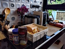 Desayuno con opciones de la cocina local todos los días (con cargo)