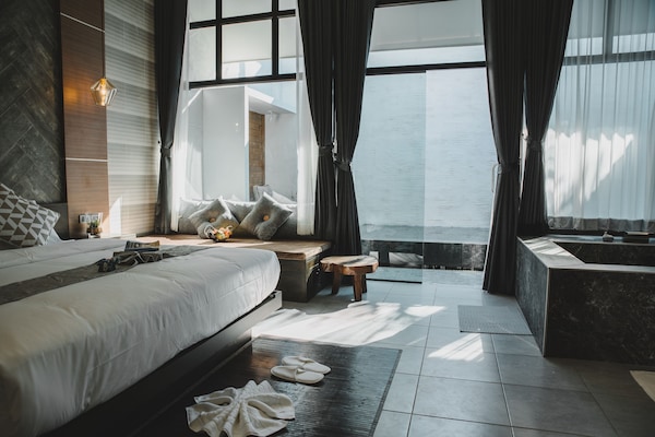 1 bedroom, in-room safe, desk, blackout curtains