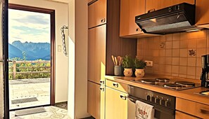 Fridge, oven, stovetop, coffee/tea maker