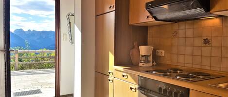 Kühlschrank, Ofen, Herdplatte, Wasserkocher mit Kaffee-/Teezubehör