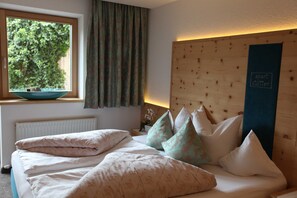 2 chambres, coffres-forts dans les chambres, bureau, lit parapluie