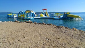 Un parc aquatique gonflable doté de diverses structures de jeux et de toboggans.