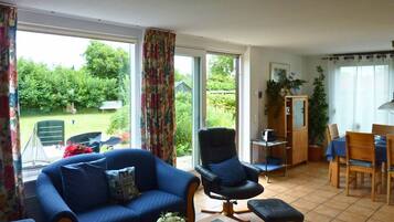 TV connectée, lecteur de DVD, livres, vidéothèque