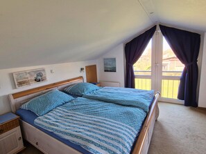 3 bedrooms, desk, iron/ironing board, travel cot