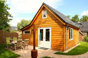 Outdoor dining - Ecolodge (4-person) on the Groninger Land, near the cozy town of Groningen (Lettelbert)