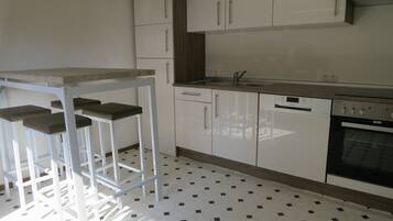 KylskÄp, mikrovÄgsugn, spishÀll och diskmaskin