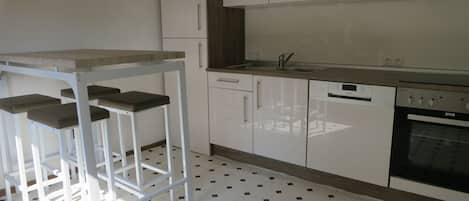 Réfrigérateur, micro-ondes, plaque de cuisson, lave-vaisselle