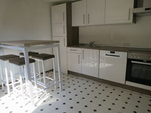 Réfrigérateur, micro-ondes, plaque de cuisson, lave-vaisselle