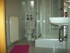 Een douche, een haardroger, handdoeken, zeep