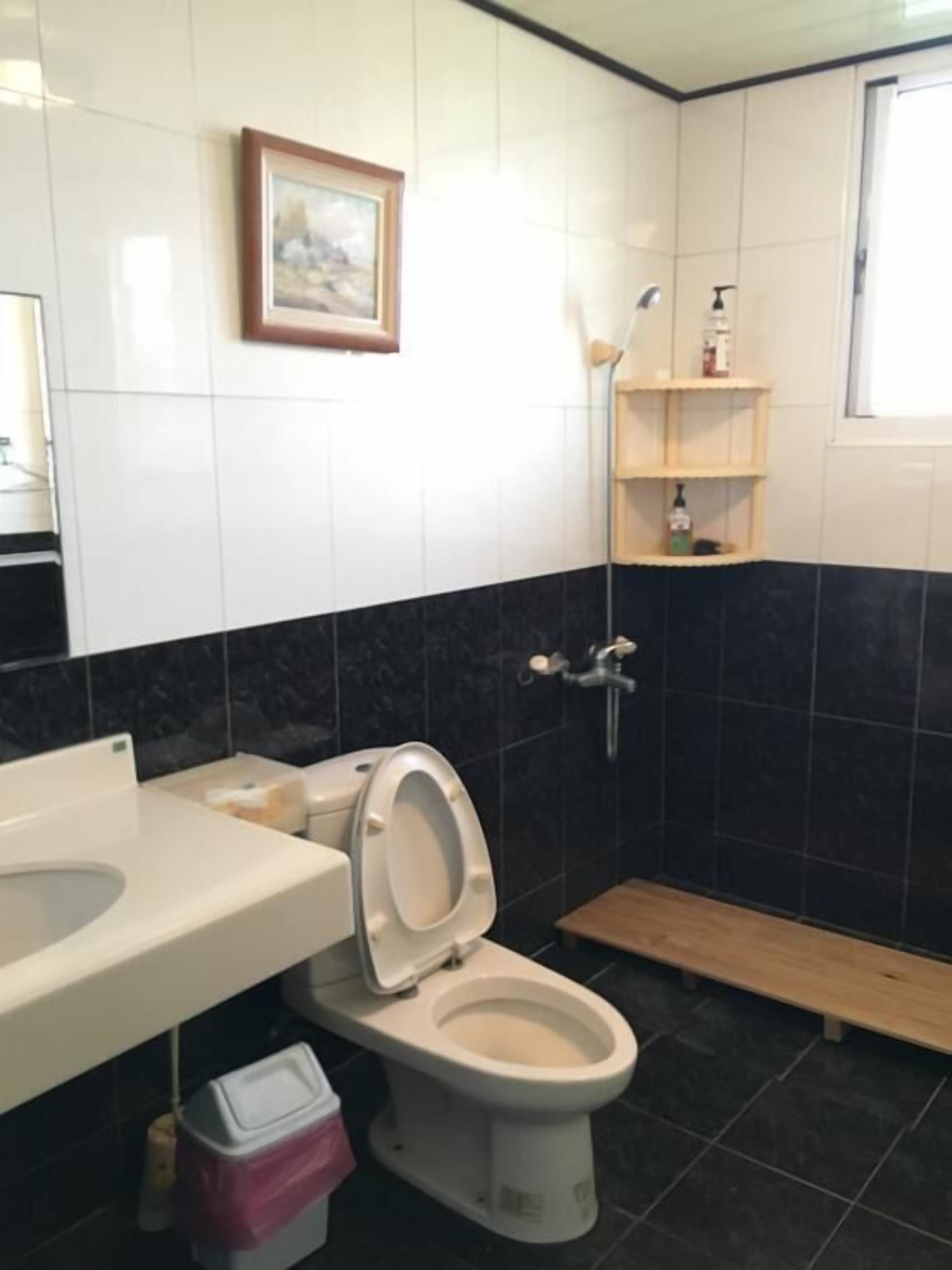 Ducha, artículos de higiene personal gratuitos y secador de pelo