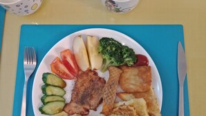 Ein Teller Essen mit Gabel und Messer auf einem Tisch.