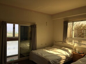 Quarto quádruplo design, para não fumantes | 1 quarto, escrivaninha, Wi-Fi de cortesia, roupa de cama