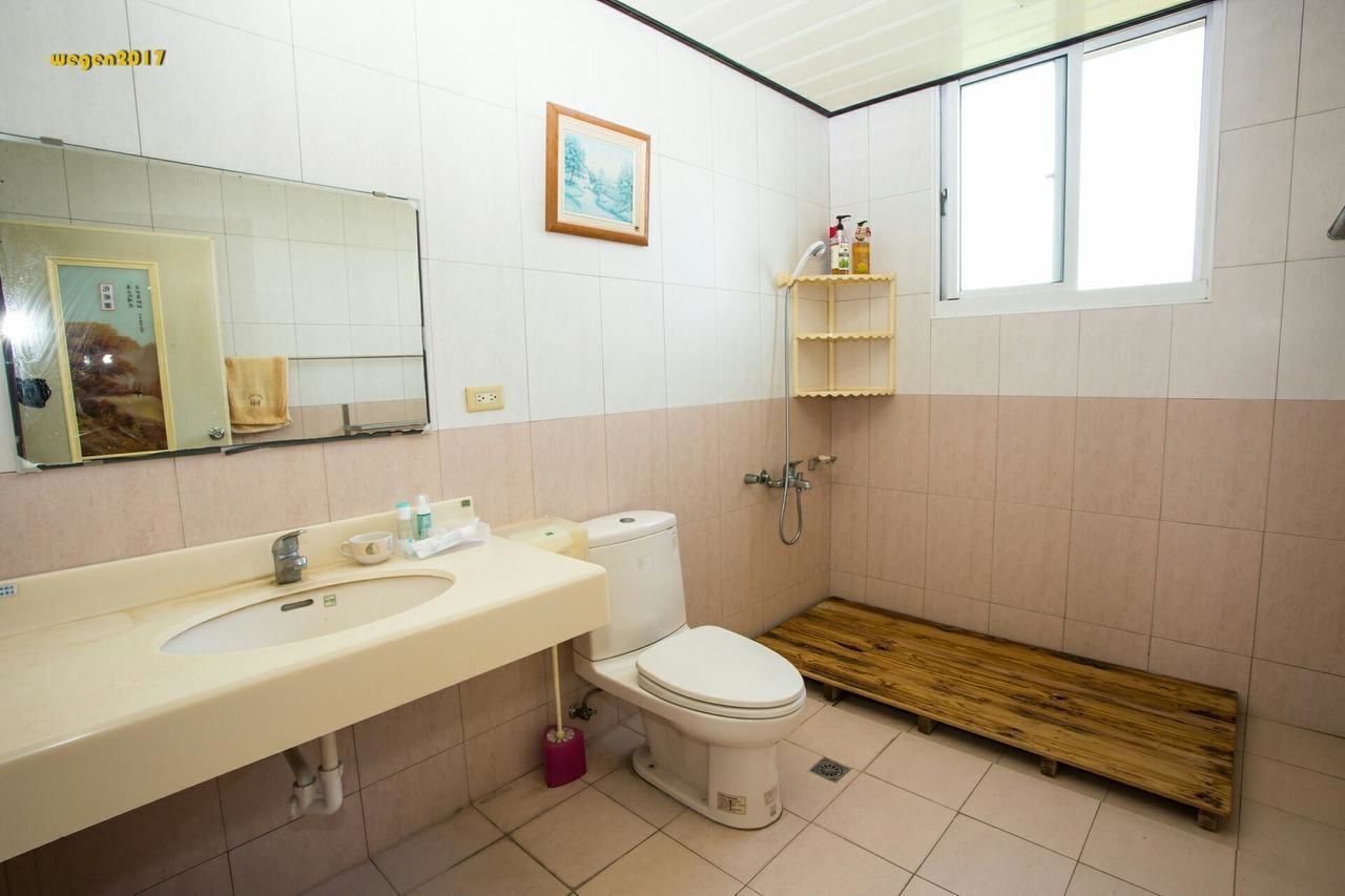 Dusche, kostenlose Toilettenartikel, Haartrockner, Hausschuhe