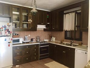 Villa | Private kitchenette | Full-size fridge, oven, stovetop, dishwasher