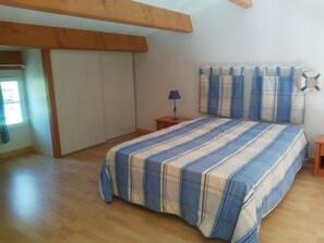 3 chambres, fer et planche Ă repasser