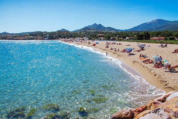 在海灘附近、躺椅