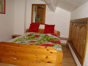 2 bedrooms, iron/ironing board, travel cot