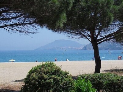 Lovely air conditioned holiday pavilion in a beautiful mature park