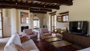 Una Smart TV, una chimenea, un reproductor de DVD, un futbolín