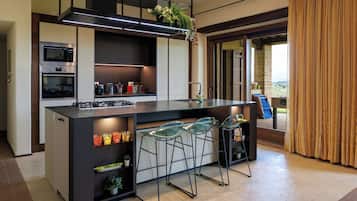 Frigorífico, microondas, horno y placa de cocina