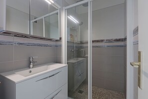 Dusche, umweltfreundliche Kosmetikartikel, Haartrockner