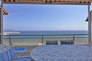 Outdoor dining - The most beautiful view over the Le Lavandou Bay! For 4 to 6 people (Le Lavandou)