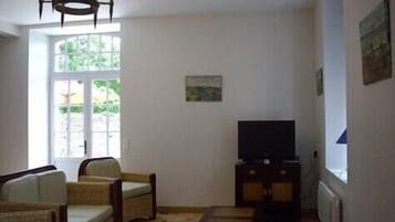 TV, DVD player, books, stereo