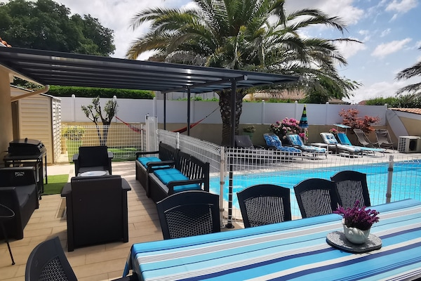 Extérieur - Terrasse et Salon côté Piscine.