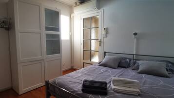 5 dormitorios, tabla de planchar con plancha, cuna de viaje y wifi