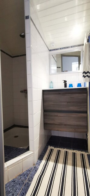 Dusche, Haartrockner, Handtücher, Seife