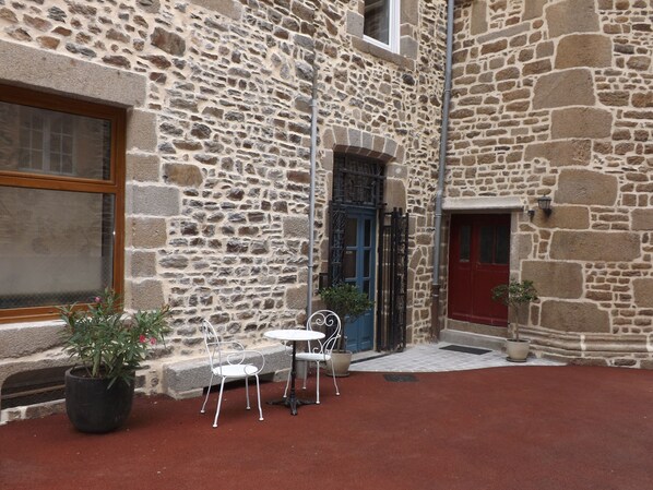 Outdoor dining - Urban premium ground floor cottage for 2-6 pers historic Fougeres, Label House of Fr. (Fougères)
