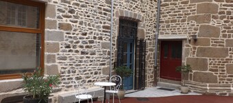 Urban premium ground floor cottage for 2-6 pers historic Fougeres, Label House of Fr.