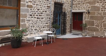 Urban premium ground floor cottage for 2-6 pers historic Fougeres, Label House of Fr.