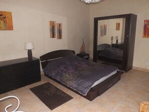 2 slaapkamers, een strijkplank/strijkijzer, gratis wifi, beddengoed