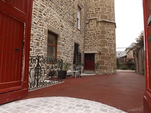 Exterior - Urban premium ground floor cottage for 2-6 pers historic Fougeres, Label House of Fr. (Fougères)