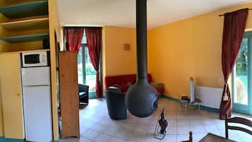 Een televisie en een open haard