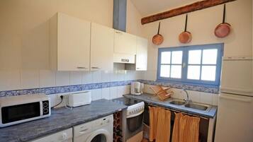 Een koelkast, een microgolfoven, een oven, een kookplaat