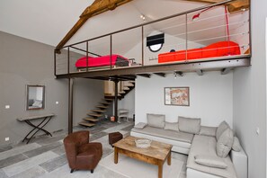 Télévision, lecteur de DVD, table de tennis de table, livres