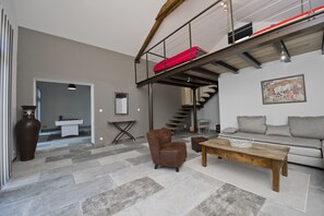 Tv, dvd-spelare, ett bordtennisbord och böcker