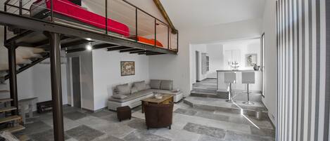 Televisie, een dvd-speler, een tafeltennistafel en boeken