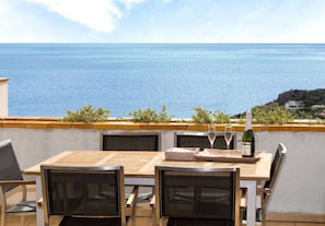 Outdoor dining - 1km from the beach, magnificent sea view, swimming pool, parking and WIFI (Sant Feliu de Guixols)