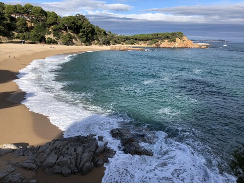 1km from the beach, magnificent sea view, swimming pool, parking and WIFI