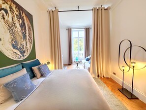 3 chambres, coffres-forts dans les chambres, fer et planche à repasser