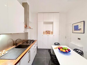 Kühlschrank, Mikrowelle, Ofen, Herdplatte