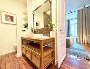 3 chambres, coffres-forts dans les chambres, fer et planche à repasser