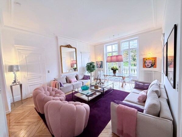 TV - Paris Lyrique, 3 Br / 2 Ba, 8 ppl, 130 m² (Paris)