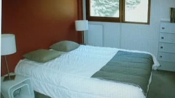 1 dormitorio, tabla de planchar con plancha, ropa de cama