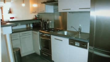 Frigorífico, microondas, horno y placa de cocina