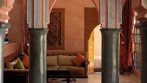 A lobby with a sofa, a chandelier, and a patterned ceiling. - Family villa Dar MOUDAR Marrakech - XXL pool & garden - services (Marrakech)